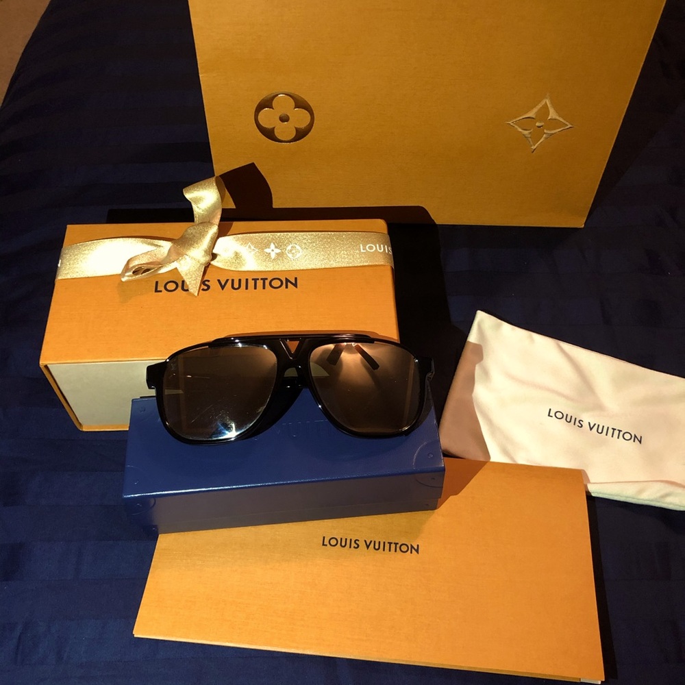 LOUIS VUITTON 
Acetate Mascot Sunglasses Z2323W Black